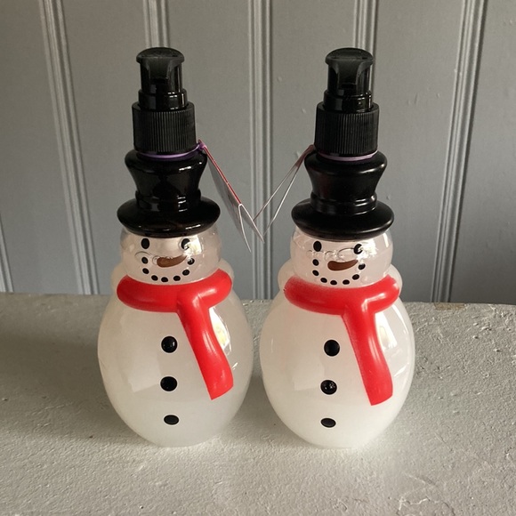 NWT Set of 2- Merry Berry Scented Holiday Snowman ⛄️ Hand Soap Dispensers 20.6oz - Picture 1 of 17
